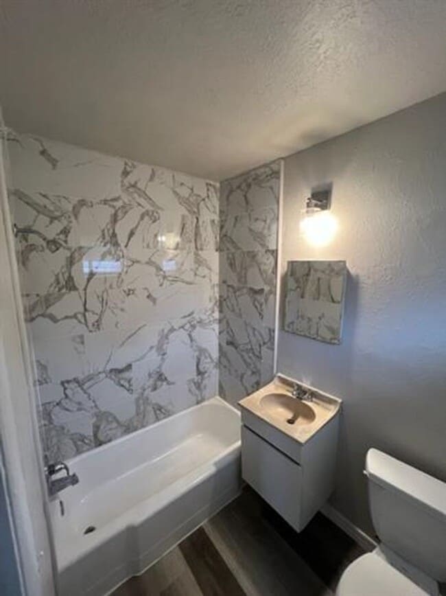 Building Photo - Perfect 1 bed unit located within walking distance of Woodson Park