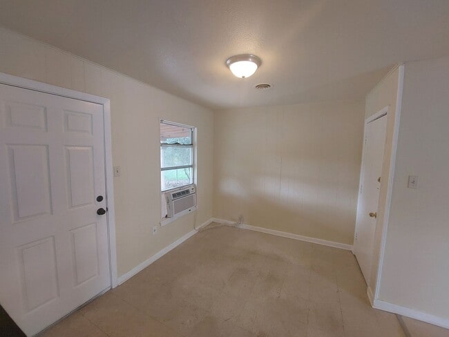 Building Photo - 3 Bedroom 2 Bath with Bonus Room near Broo...