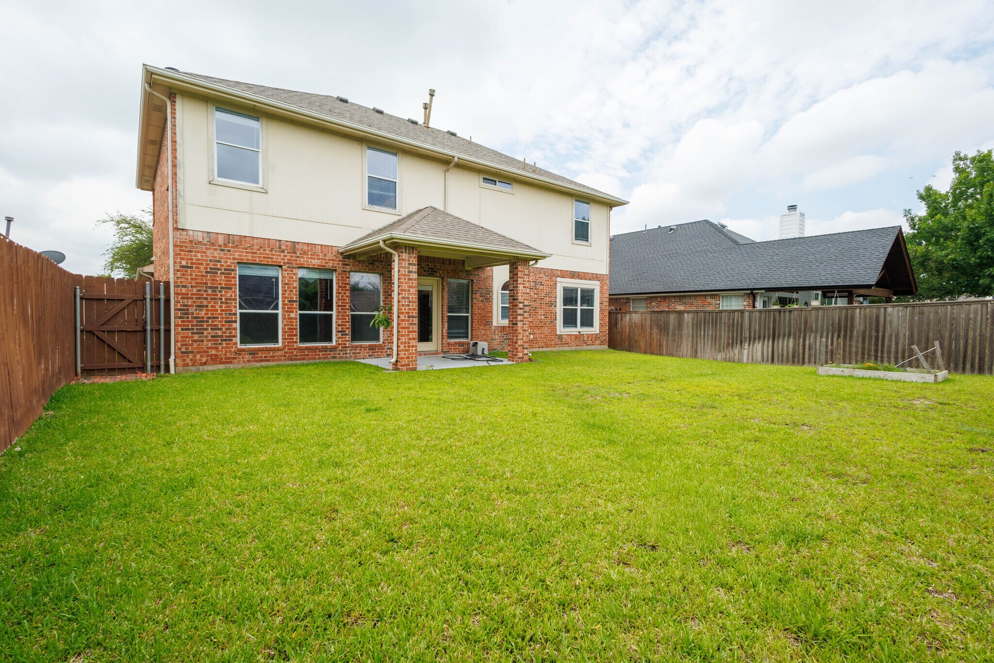 Building Photo - 6107 Lakecrest Dr