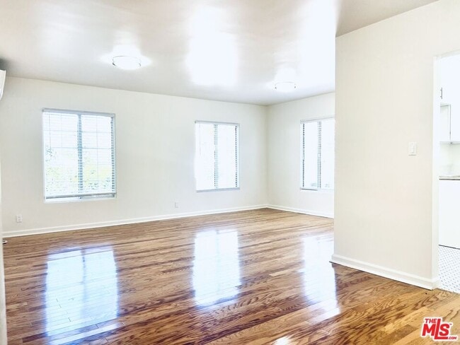 Building Photo - 2401 Beachwood Dr