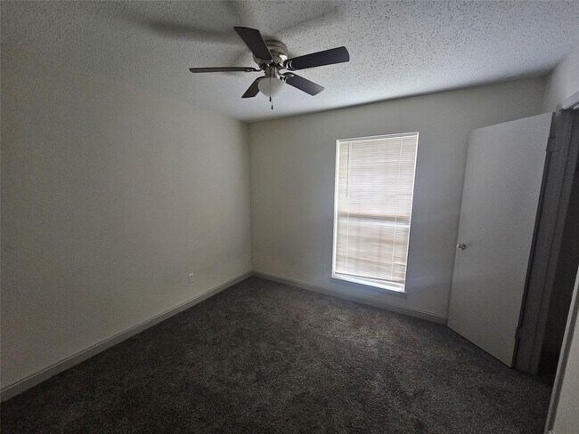Building Photo - 3206 Pebble Lake Dr
