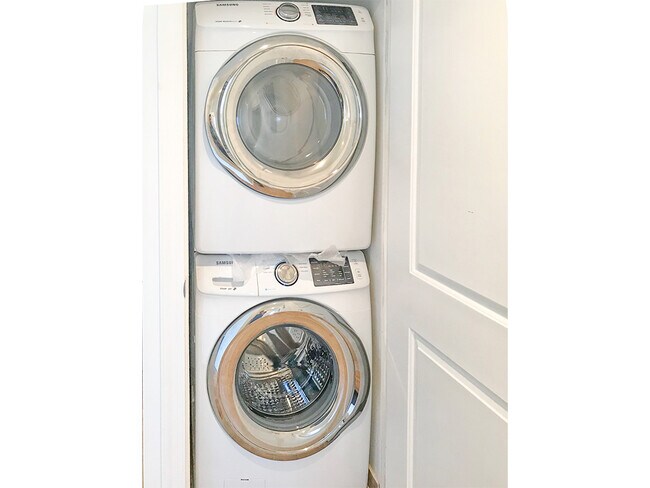 Building Photo - 475 E 8th St