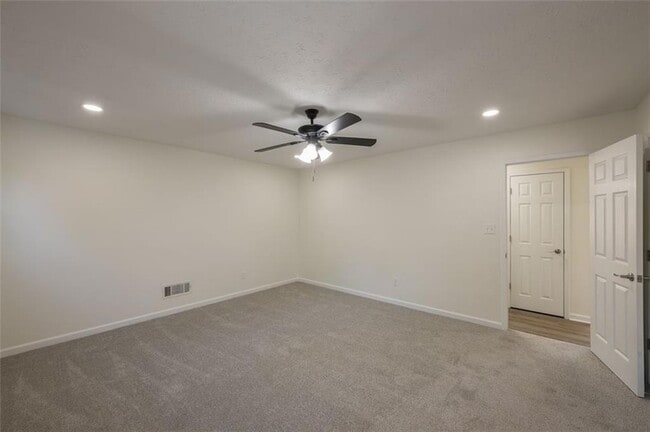 Building Photo - 5081 Hubert Dr