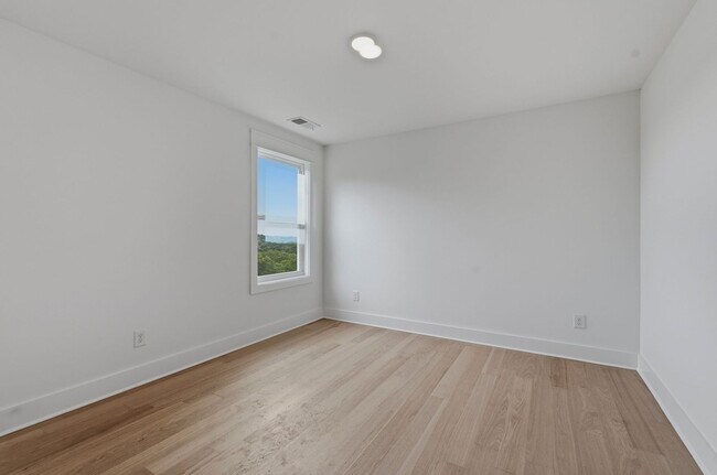 Building Photo - Spacious 5-Bedroom with Fenced Yard & Modern Amenities
