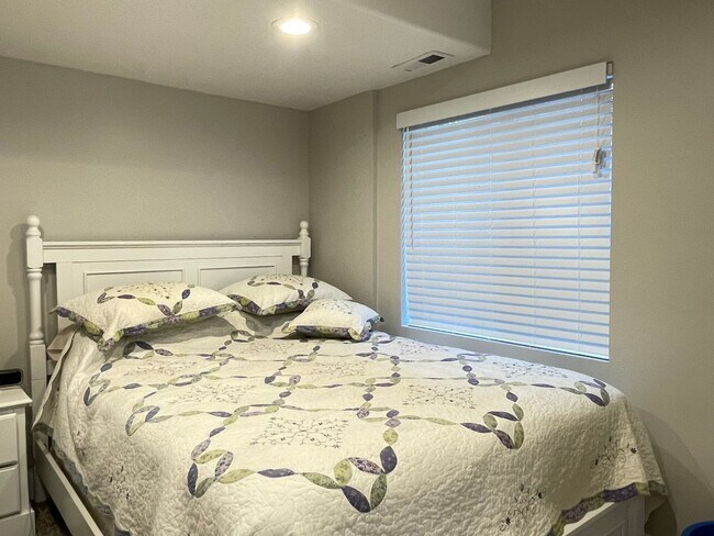 Building Photo - Great Daybreak Home Available March 1!