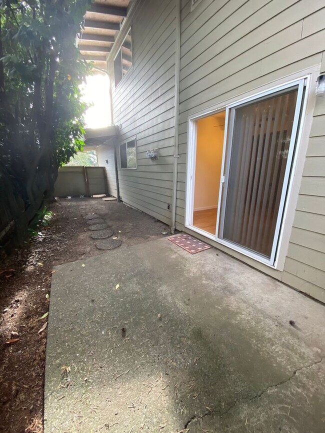 Building Photo - Charming First-Floor Mid-Century Apartment...