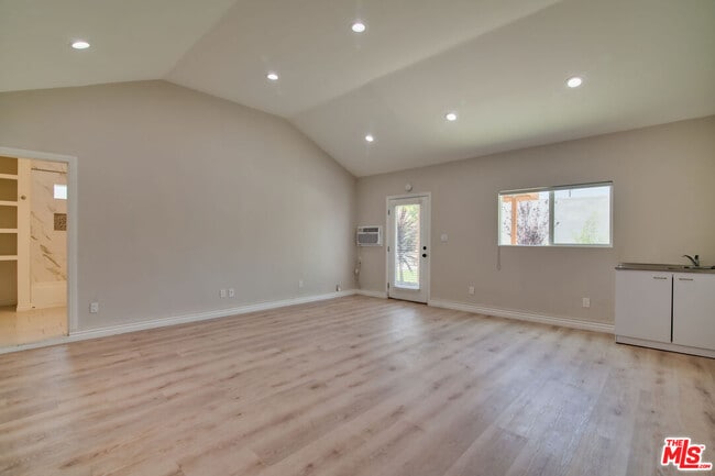 Building Photo - 2616 W 77th St