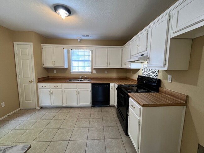 Building Photo - Renovated 4 Bedroom 2 Bath Home for Rent!
