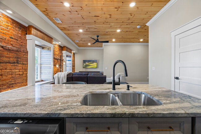 Building Photo - 958 Church St