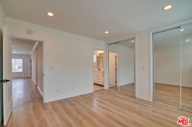 Building Photo - 2616 W 77th St