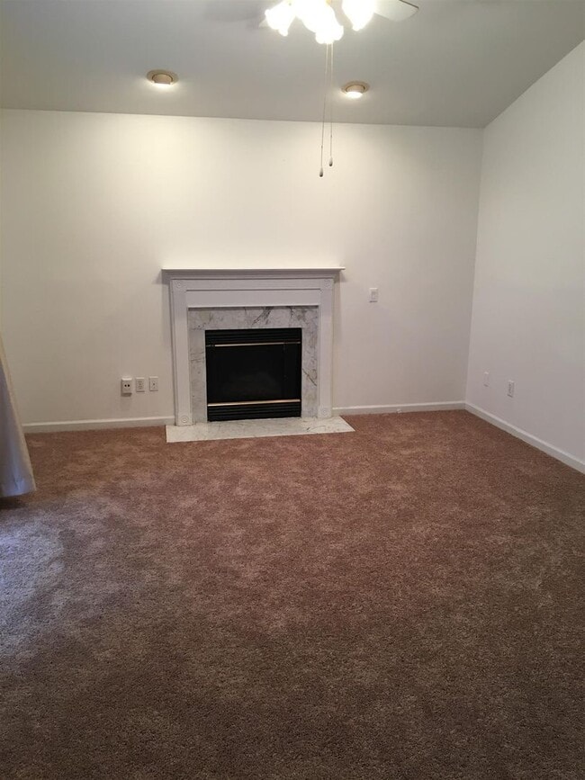 Building Photo - 3 Bedroom Hendersonville Ranch