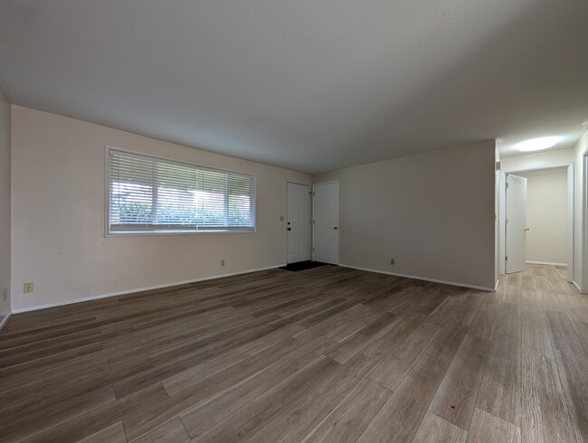 Building Photo - Great 2+ Bedroom, 1 Bathroom Duplex In Spr...