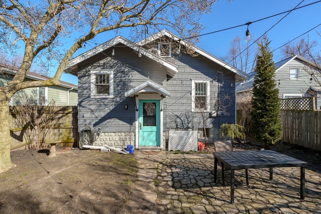 Building Photo - Charming 2-Bedroom Home for Rent in the He...