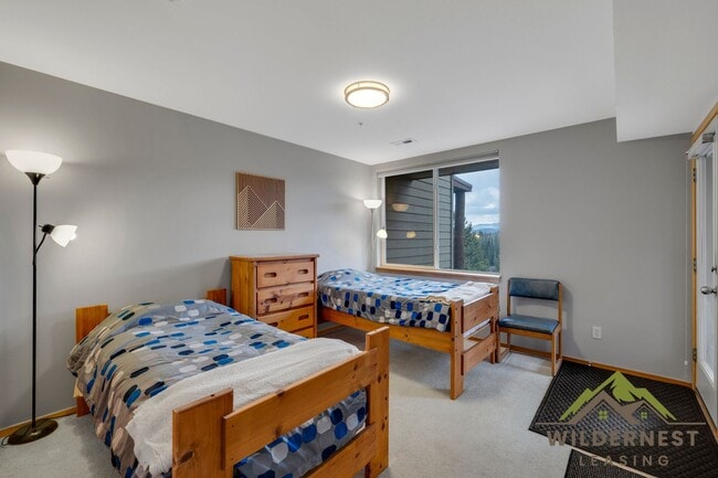 Building Photo - Spacious Townhome with Amazing Views