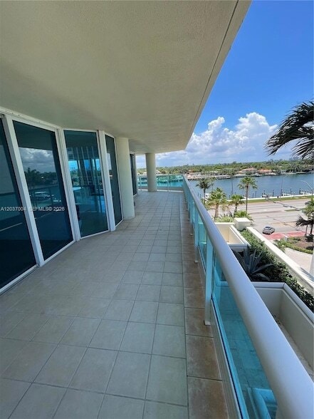 Building Photo - 5025 Collins Ave