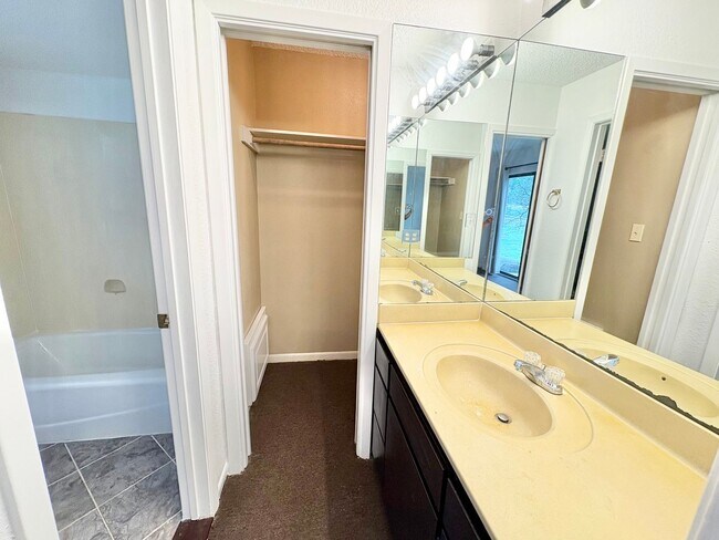 Building Photo - ***2 Bedroom 3 Bathroom Townhome for Lease in Horseshoe Bay, TX.***