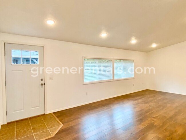 Building Photo - 6733 5th Ct SE