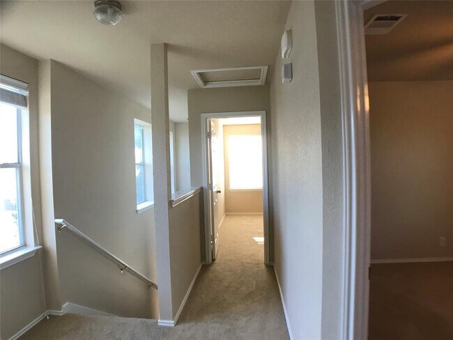 Building Photo - 520 Rolling Oak Dr