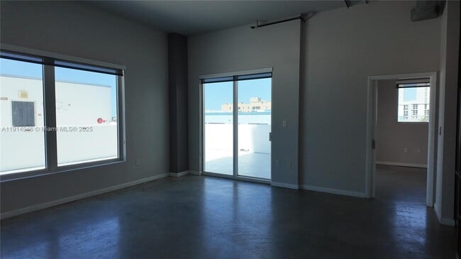 Building Photo - 10 SW South River Dr