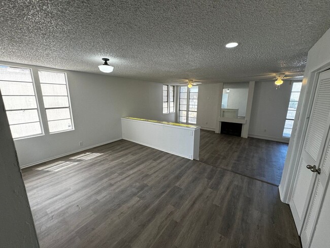 Building Photo - 3 BEDROOM 2 BATH, FIRST FLOOR UNIT