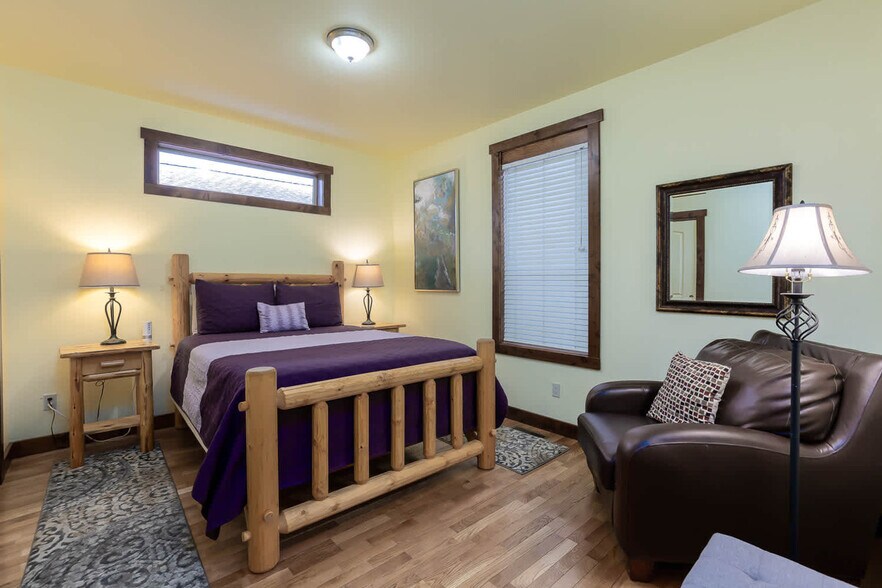 Building Photo - 1018 NW Ogden Ave