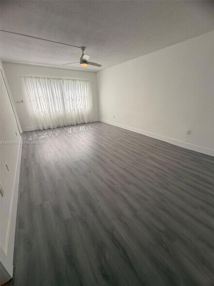 Building Photo - 20111 NE 27th Ct