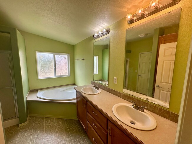 Building Photo - 3 Bedroom 2 Bath nestled in Grass Valley