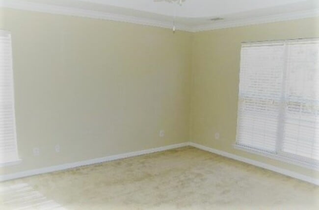 Building Photo - 256 Silver Brook Cir