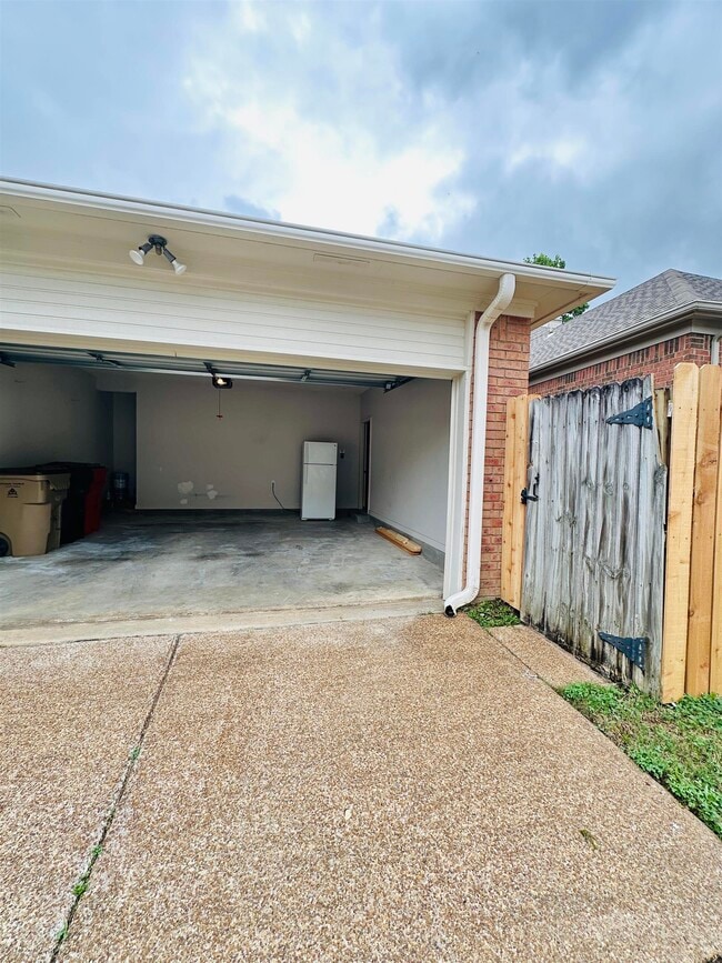 Building Photo - 596 W Ashley Glen Cir