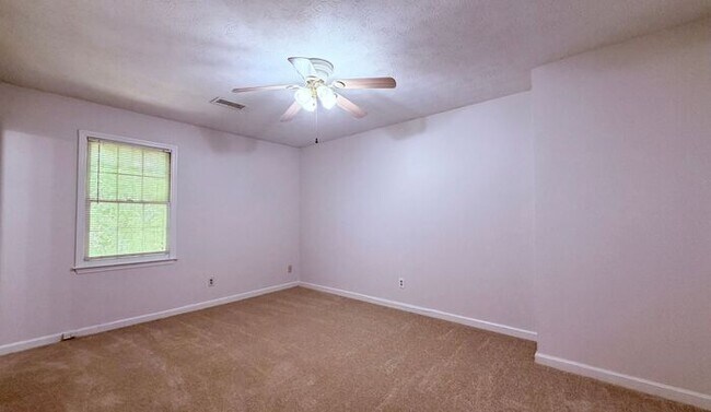 Building Photo - Lilburn 2 Bed-2.5 Bath Townhouse, Fireplace, Great Floor Plan!