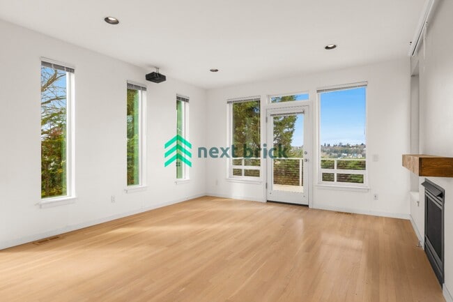 Building Photo - 3 BED & 3 BATH SINGLE FAMILY HOUSE FOR RENT