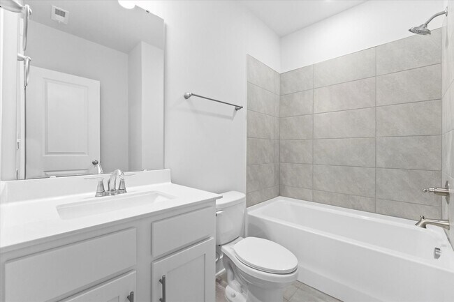 Building Photo - Lake Access End-Unit Townhome | Walk to Downtown Davidson | 3BR + Guest Suite