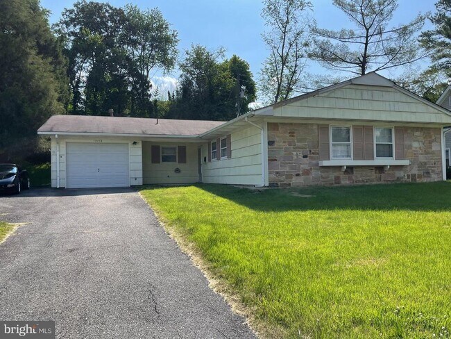 Building Photo - 15713 Pointer Ridge Dr