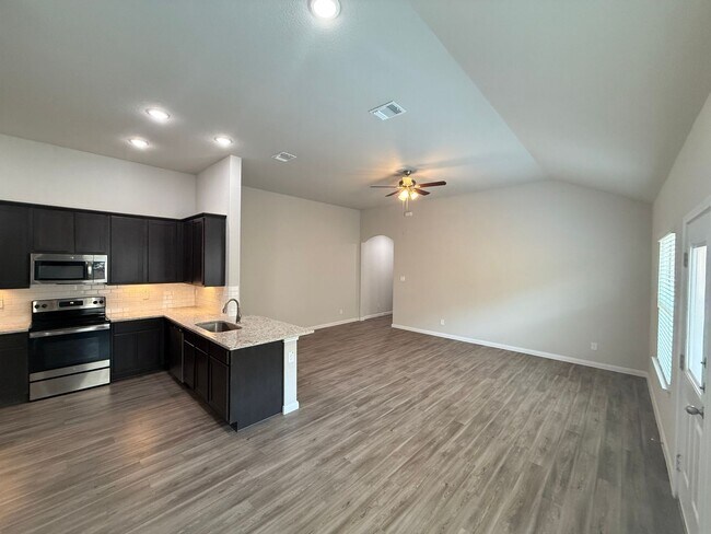 Building Photo - 3bd 2ba Prime Location