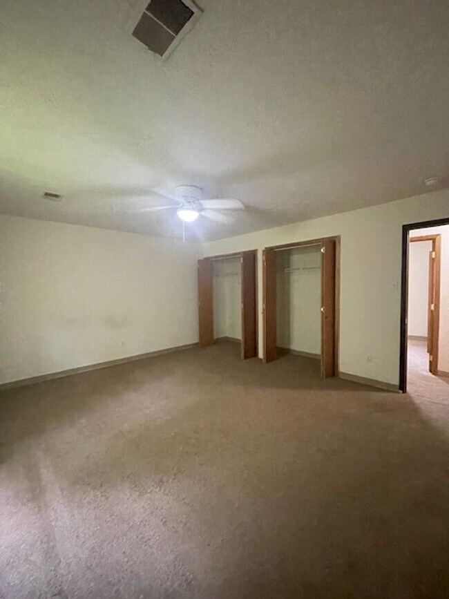 Building Photo - 2 Bedroom 2 Bath Duplex Call Ed Johnson 86...