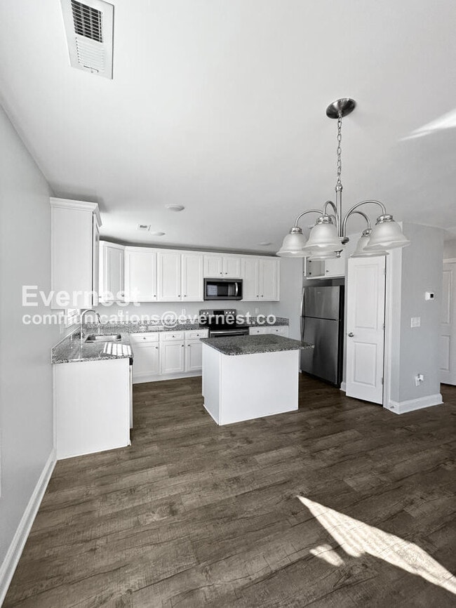 Building Photo - 3 Bed/2.5 Bath Home with Off-Street Parking / Pet-Friendly / Vouchers Accepted