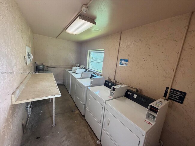 Building Photo - 432 Lakeside Dr