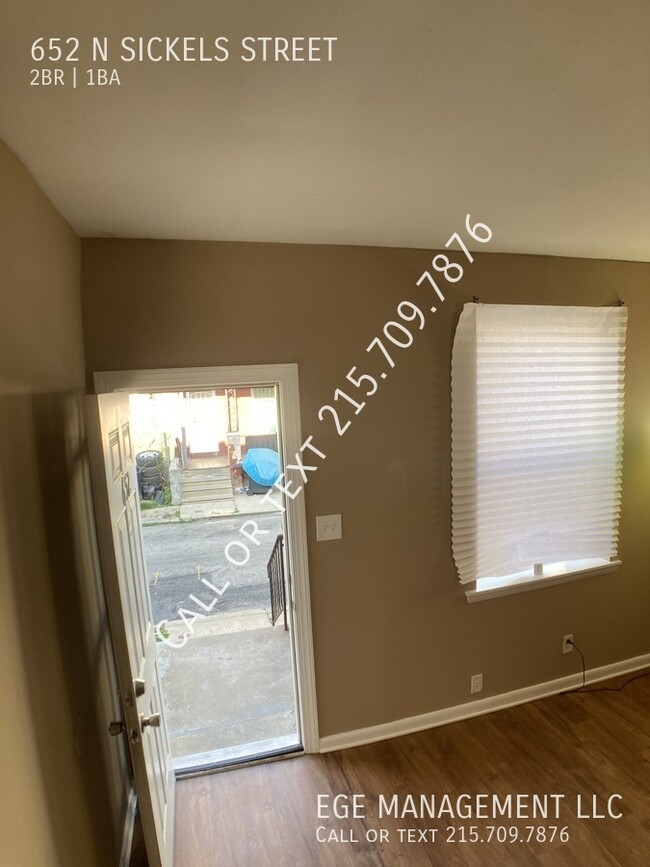 Building Photo - Cozy 2 bed 1 bath with backyard. Renovated!!