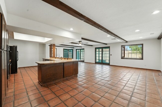 Building Photo - Inviting 3-bedroom, 2-bathroom home in the...
