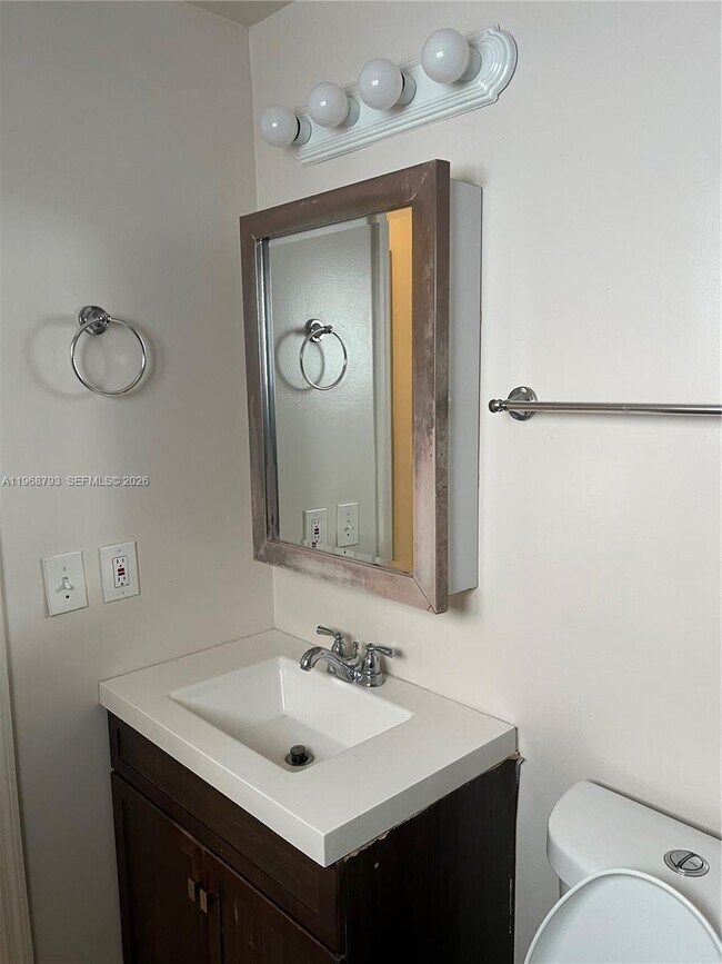 Building Photo - 890 NW 22nd Ct