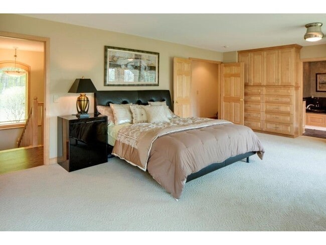 Building Photo - 1215 Oakview Rd