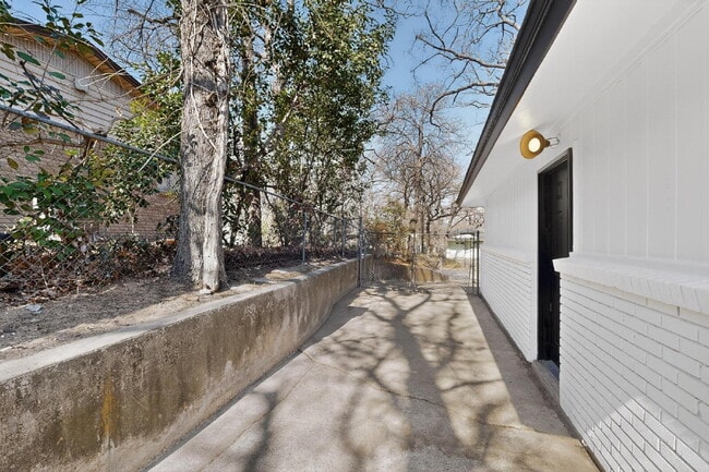 Building Photo - Charming 3-Bed Near TCU
