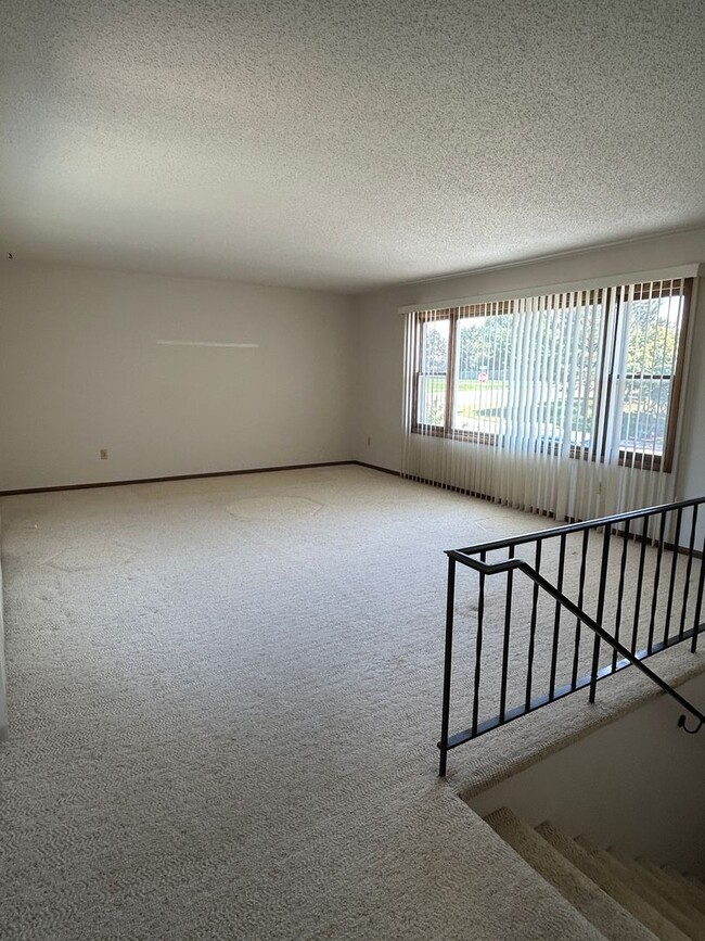 Building Photo - Large Single Family Home for Rent