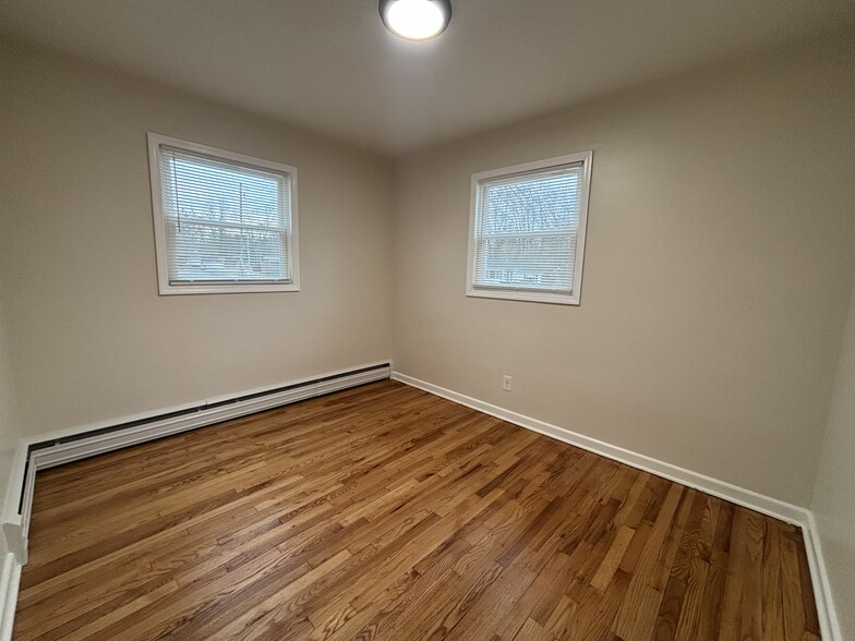 Building Photo - 13 Anthony Ln