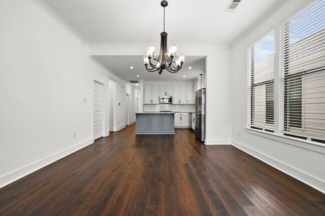 Building Photo - 4 bedroom, 2 bath home in the heart of Cen...