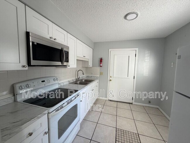 Building Photo - 1408 E Spencer St