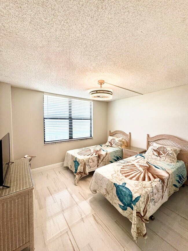 Building Photo - 9940 S Ocean Dr