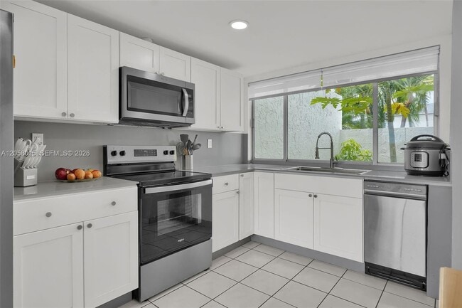 Building Photo - 9177 Fontainebleau Blvd