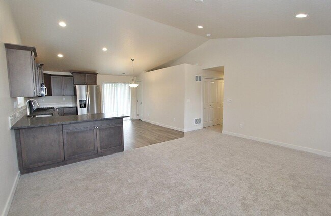 Building Photo - Immaculate Single-Level Home in a Quiet Ne...