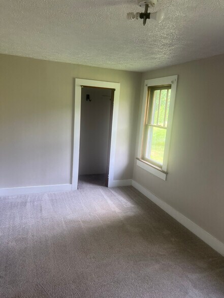 Building Photo - 62 Elm Tree Ln